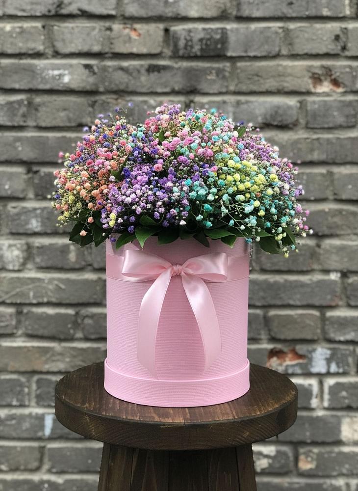 Цветочная композиция из Гипсофила и Розы в шляпной коробке в Емельяновке