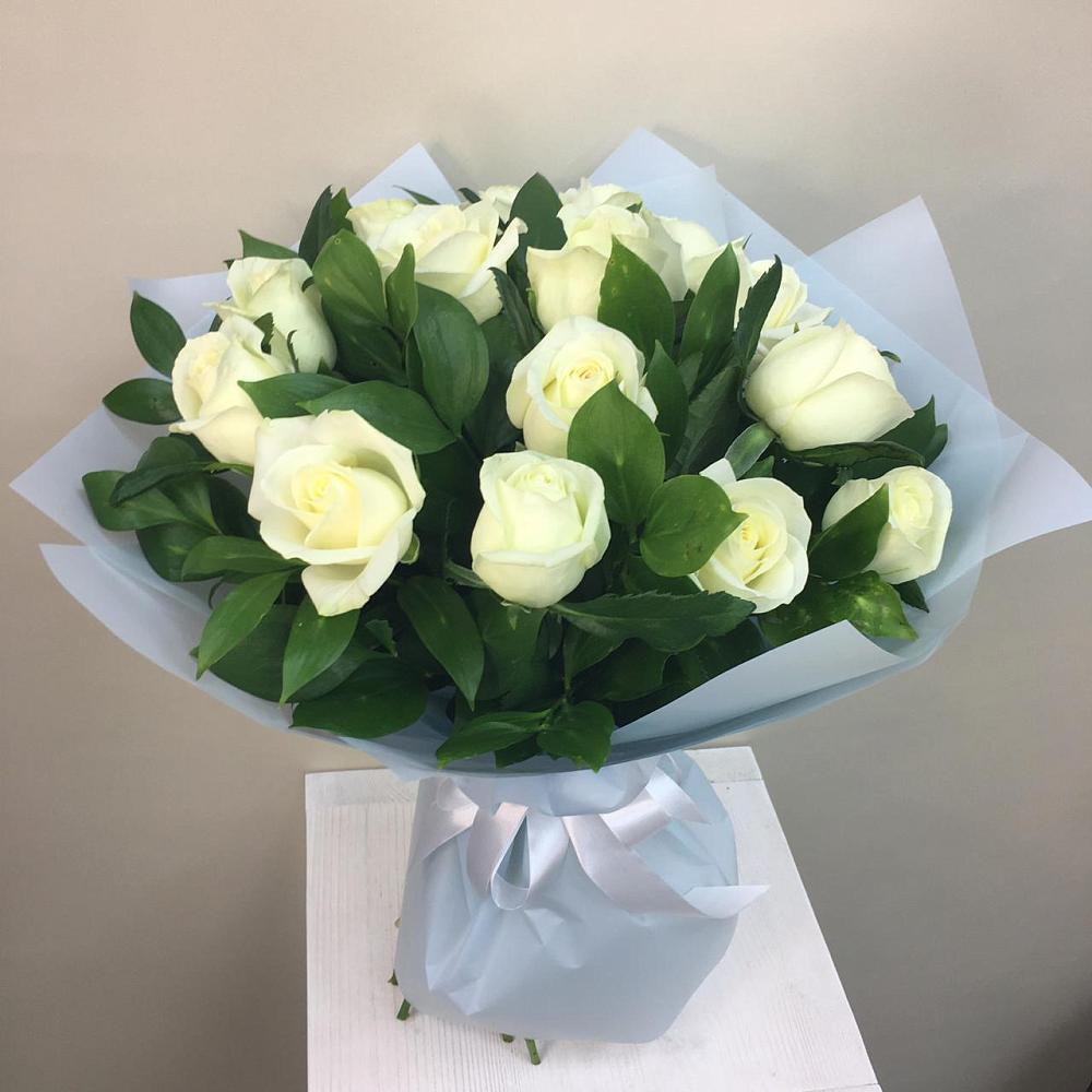 Букет 15 Белых роз Проуд в Емельяновке