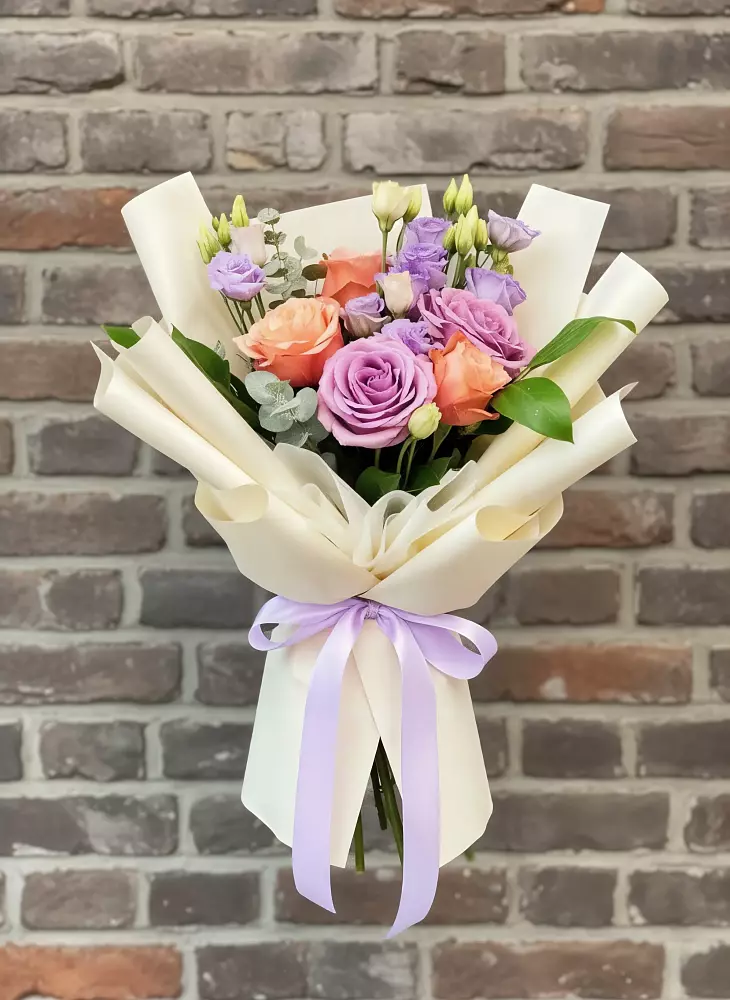 Букет цветов из: Лизиантусы и Розы в Емельяновке