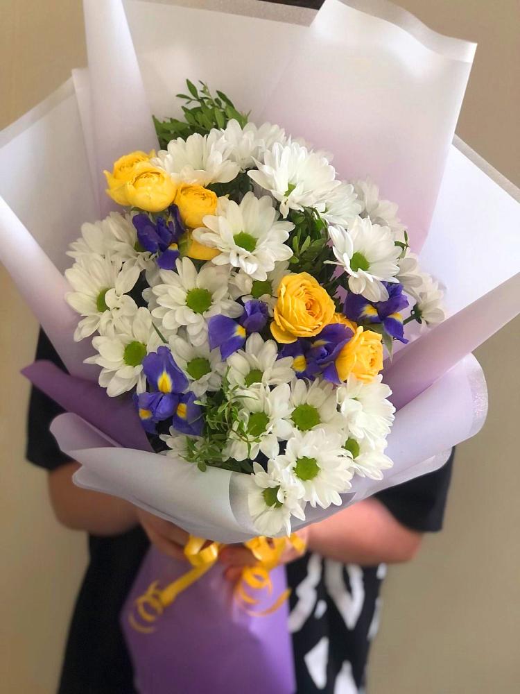 Букет цветов из: Ирисы, Хризантемы и Розы в Емельяновке