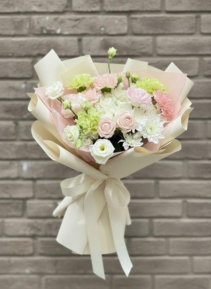 Букет цветов из: Гвоздики, Розы, Лизиантусы и Хризантемы в Емельяновке