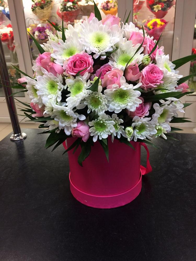 Цветочная композиция из Розы и Хризантемы в шляпной коробке в Емельяновке