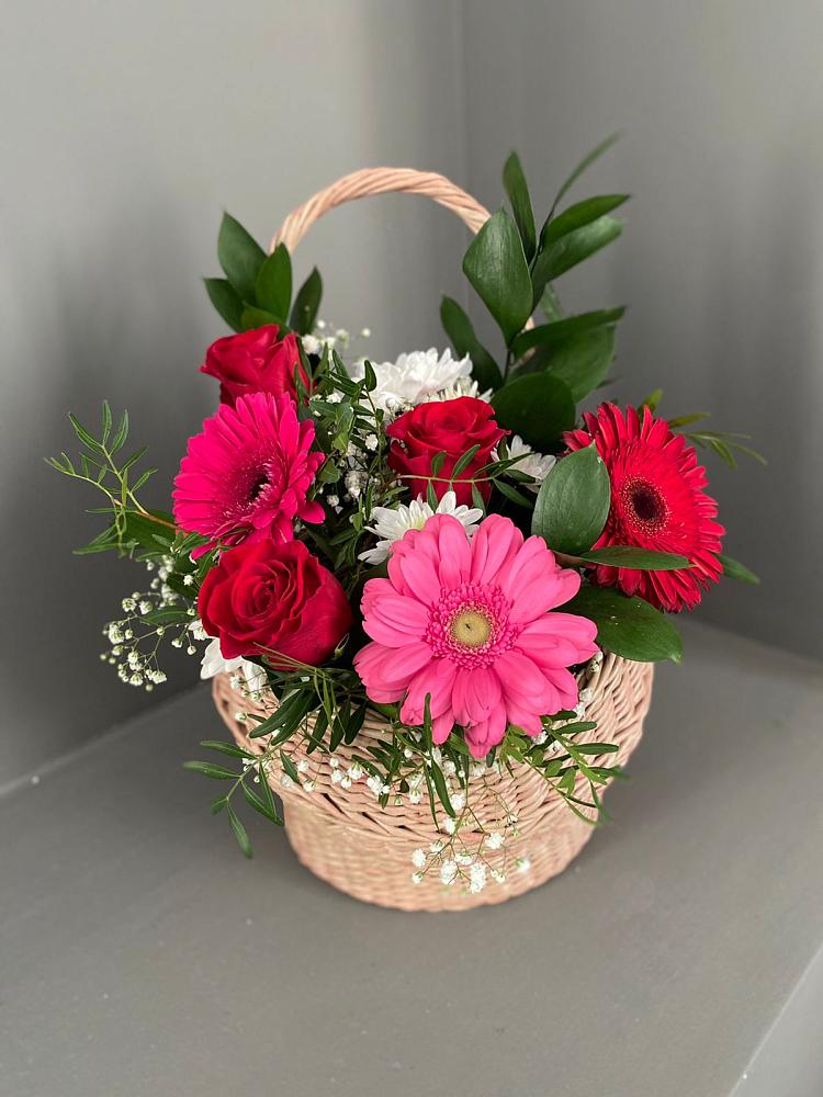 Цветочная композиция из Розы, Хризантемы и Герберы в корзине в Емельяновке