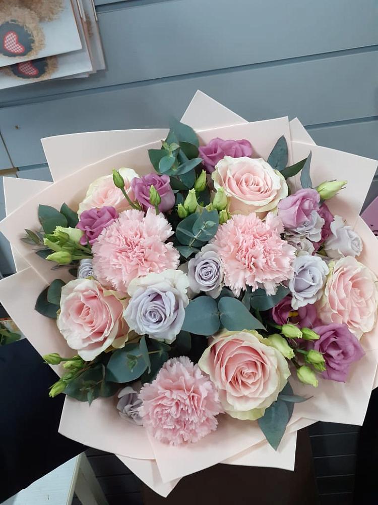 Букет цветов из: Розы, Гвоздики и Лизиантусы в Емельяновке