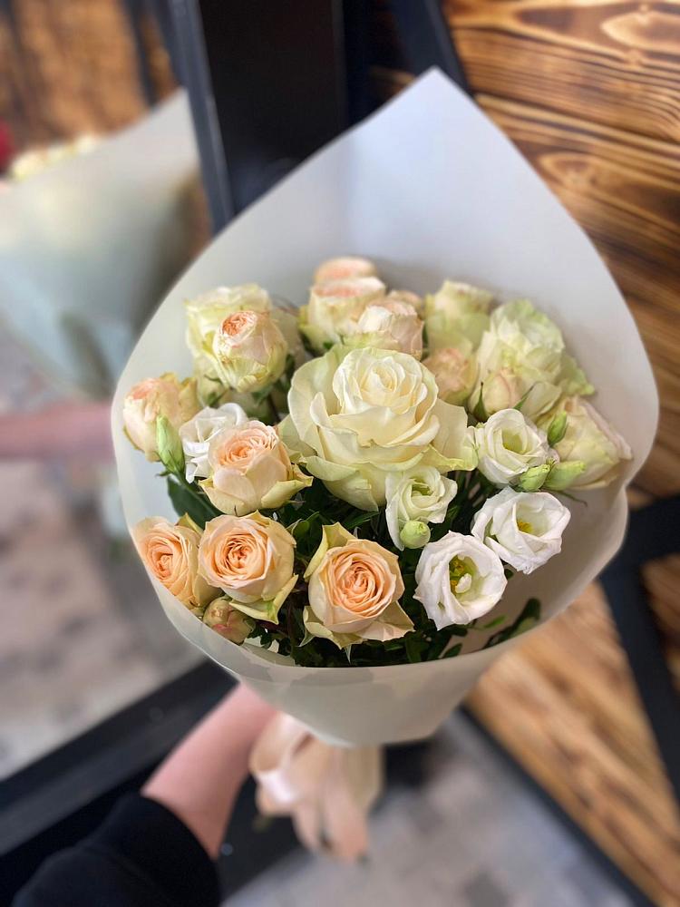 Букет цветов из: Розы и Лизиантусы в Емельяновке