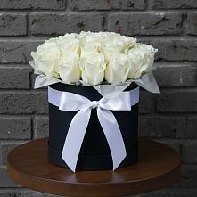 Цветочная композиция из Розы в шляпной коробке в Емельяновке